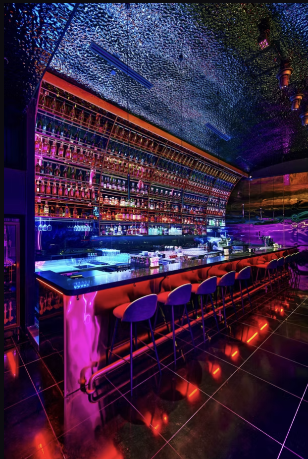 Synthesis食拿酒穩餐廳內部設計，霓虹燈光與復古元素結合，營造沉浸式用餐體驗